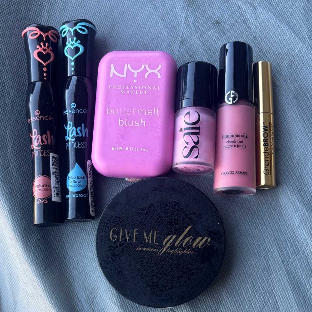 Gently used makeup bundle